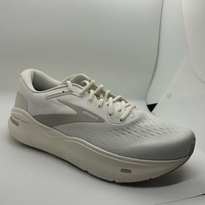 Brand New in Box Men's Brooks Ghost Max size 10